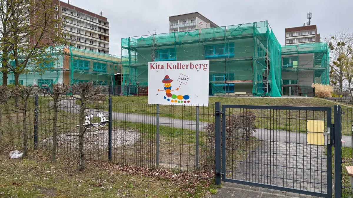 Die Kita Kollerberg in Spremberg ist seit Monaten eine Baustelle. Saniert wird die Fassade des Gebäudes. Verzögerungen und Kostensteigerungen sorgen für Fragen.