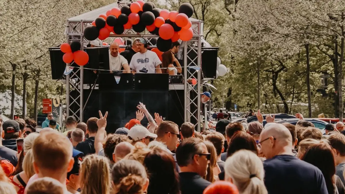 Im letzten Jahr kamen etwa 2500 Menschen zur Beats for Peace Parade in Königs Wusterhausen. Florian Sikorski legte auf einem der Trucks auf (links).