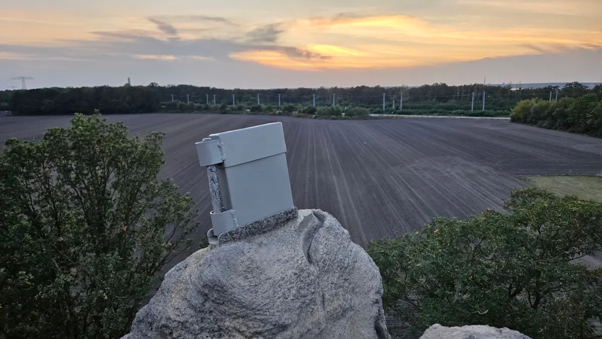 Noch junge Attraktion in Senftenberg: Der Eintrag ins Gipfelbuch der Landmarke Sedlitzer Kletterturm lockt Bergfexe von nah und fern. Die Idee entstand schon in den 1960er-Jahren.
