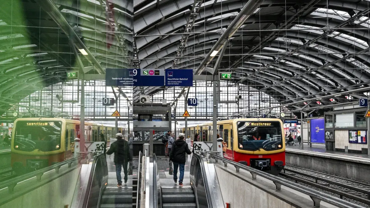 Bahnsteige am Ostbahnhof wieder frei: 11.04.2025, Berlin: Fahrgäste können wieder alle Fern-, Regional- und S-Bahnsteige am Berliner Ostbahnhof nutzen. Die Gerüste in der Gleishalle zur Sanierung der Hallendächer sind abgebaut. Gleichzeitig ist der S-Bahnverkehr für rund eineinhalb Wochen eingeschränkt. Am Freitagabend gegen 21:45 Uhr beginnen zwischen Ostbahnhof und Alexanderplatz Gleisarbeiten, die Strecke ist zwischen den beiden Stationen deshalb gesperrt. Die Baumaßnahmen sollen zum 22. April abgeschlossen sein. Ein Ersatzverkehr mit Bussen wird eingerichtet. Foto: Jens Kalaene/dpa +++ dpa-Bildfunk +++