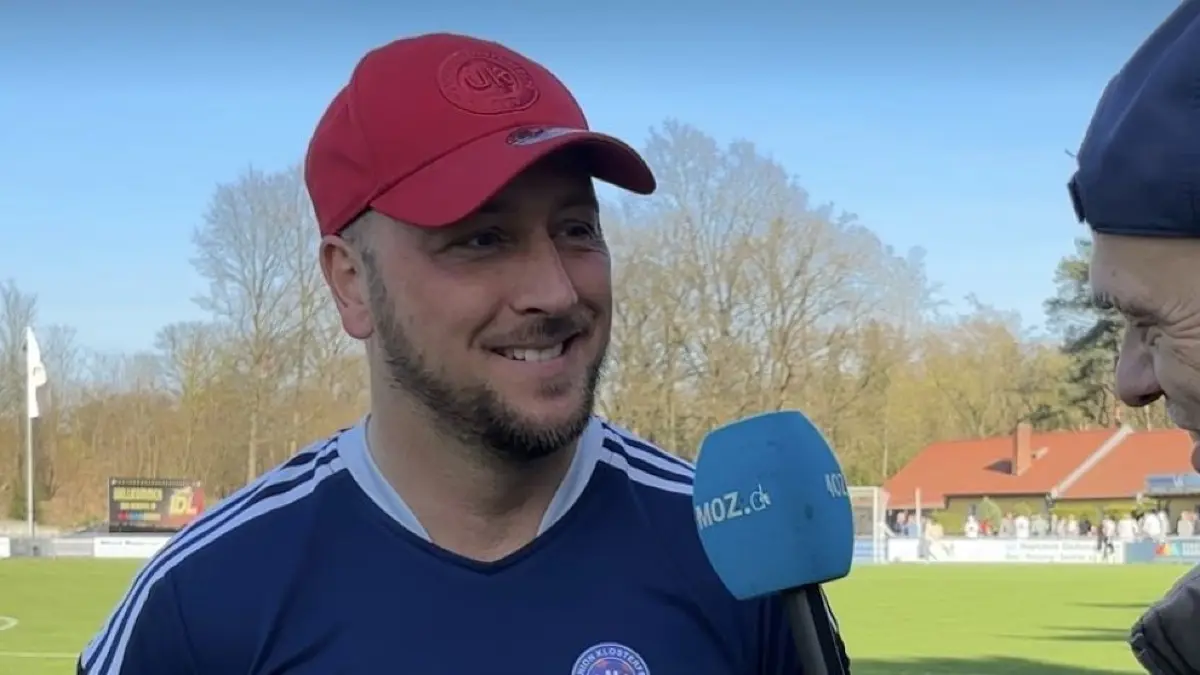 Siegelächeln: Kevin Hetzel, Trainer der SG Union Klosterfelde, freut sich über den 5:3-Erfolg seiner Mannschaft bei TuS Sachsenhausen. In letzten fünf Spielminuten beschreibt er als wild.