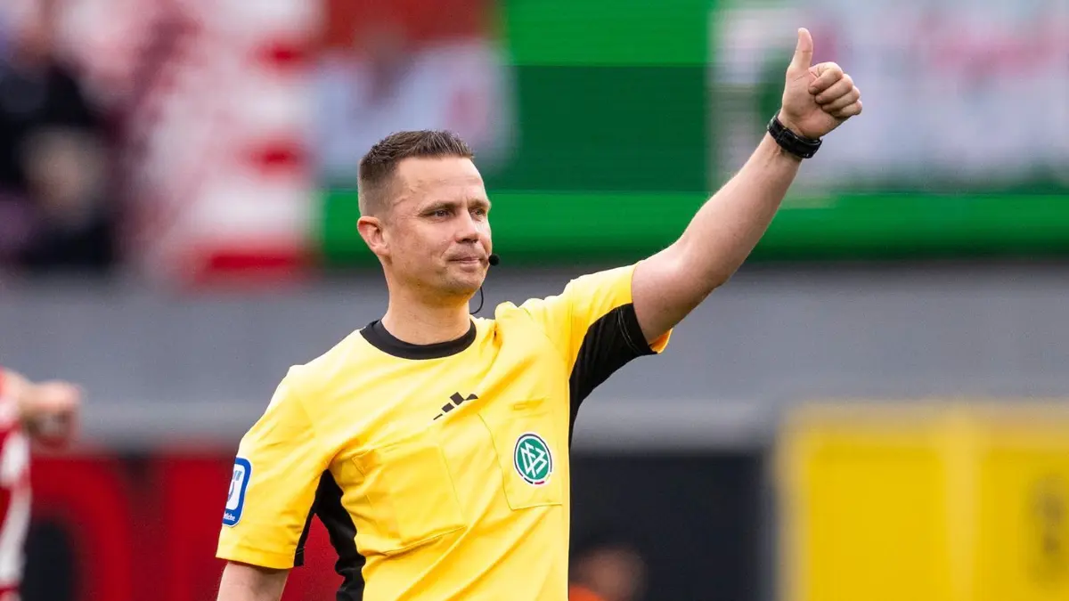 SC Paderborn 07 - Fortuna Düsseldorf: 13.04.2025, Nordrhein-Westfalen, Paderborn: Fußball: 2. Bundesliga, SC Paderborn 07 - Fortuna Düsseldorf, 29. Spieltag, Home Deluxe Arena: Schiedsrichter Robert Kampka reagiert. Foto: David Inderlied/dpa - WICHTIGER HINWEIS: Gemäß den Vorgaben der DFL Deutsche Fußball Liga bzw. des DFB Deutscher Fußball-Bund ist es untersagt, in dem Stadion und/oder vom Spiel angefertigte Fotoaufnahmen in Form von Sequenzbildern und/oder videoähnlichen Fotostrecken zu verwerten bzw. verwerten zu lassen. +++ dpa-Bildfunk +++