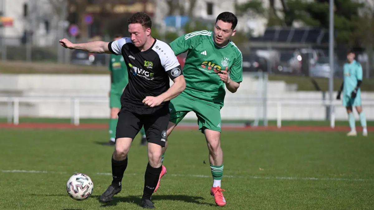 Fussball : Erkner, Fussball Landesliga Süd, FV Erkner - 1. FC Guben, SF Felix Reichelt vor Danny Vu Tuan
FOTO BENK 12.04.2025