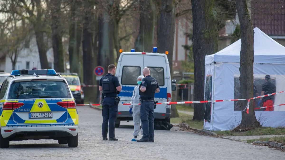 Polizei und Kriminaltechniker am Tatort.