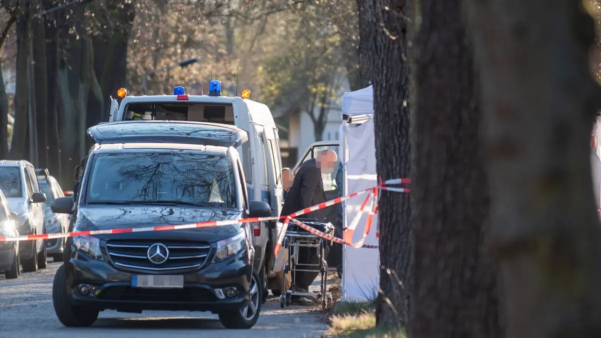 Die Leiche wird obduziert. Die Leiche wurde abtransportiert.