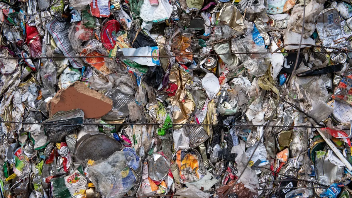 Der BUND sieht Lücken bei der Reform der EU-Verpackungsordnung: ARCHIV - 02.12.2020, Brandenburg, Oranienburg: In Ballen gepresster Verpackungsmüll aus gelben Säcken oder gelben Tonnen, vor allem aus Plastik und Metall, liegt auf dem Betriebsgelände der Firma Grunske Metall-Recycling zur Sortierung bereit. Aus Sicht des Bundes für Umwelt und Naturschutz Deutschland (BUND) ist die EU-Einigung zu strengeren Regeln bei Verpackungen nicht ausreichend. (zu dpa: «Recyclingquote bei Plastik bleibt global niedrig») Foto: Bernd von Jutrczenka/dpa +++ dpa-Bildfunk +++