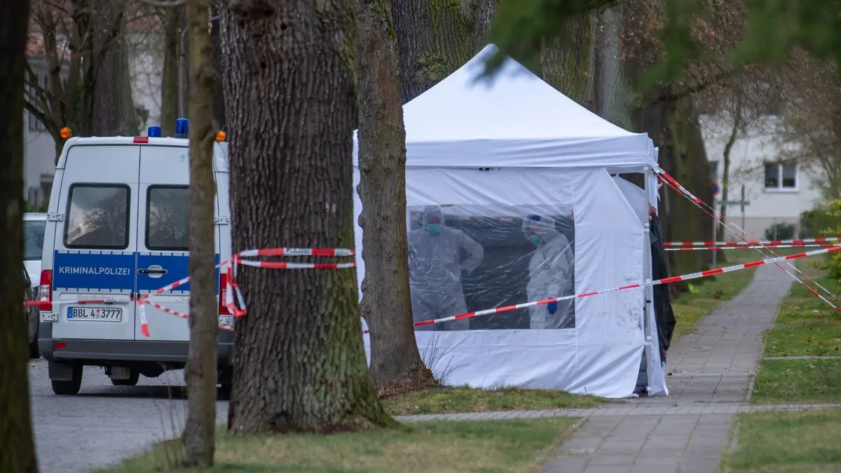 Kriminaltechniker der Polizeidirektion Süd sichern Spuren am Tatort und untersuchen die Leiche des Taschendiebs.