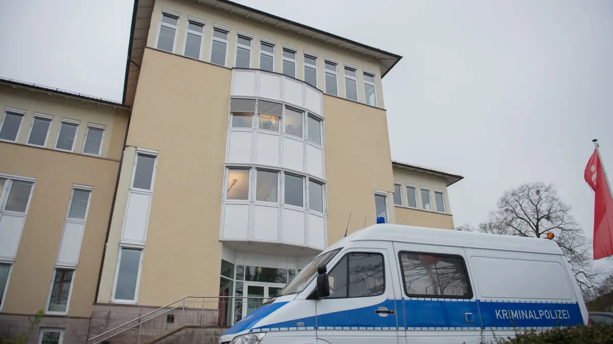 An den Osterfeiertagen 2023 sind über 300 Schließfächer in der Sparkasse Strausberg aufgebrochen und ausgeraubt worden. Nun fahndet die Polizei mit einem Blitzerfoto nach den Tätern. (Archivbild)