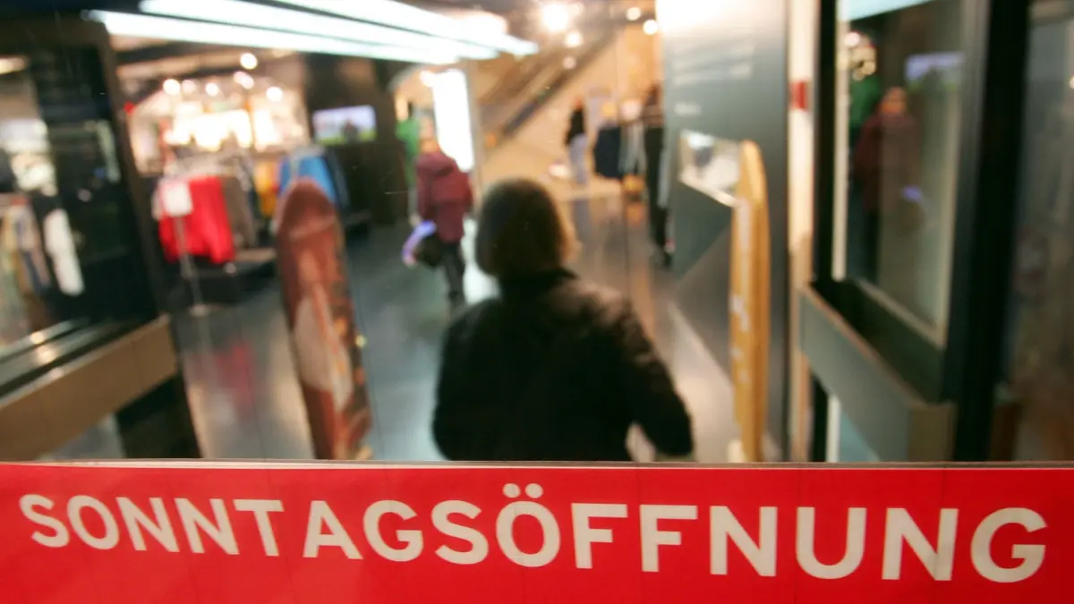ARCHIV - Ein Hinweisschild mit den Ladenöffnungszeiten an Sonntagen an der Eingangstür eines Berliner Geschäftes. In Erfurt ist ein Vorstoß von Händlern gescheitert, das gerichtlich verhängte Verbot mehrerer verkaufsoffener Sonntage zu umgehen. Foto: Gero Breloer/dpa (zu dpa «Streit um Sonntagsöffnungen in Erfurt - Gericht Urteil» vom 30.09.2016) +++(c) dpa - Bildfunk+++