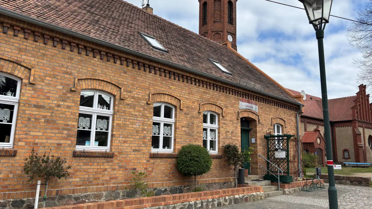 Die Stimmung in Fürstlich Drehna ist schlecht. Café und Pension Alte Schule am Marktplatz direkt vor dem Schloss