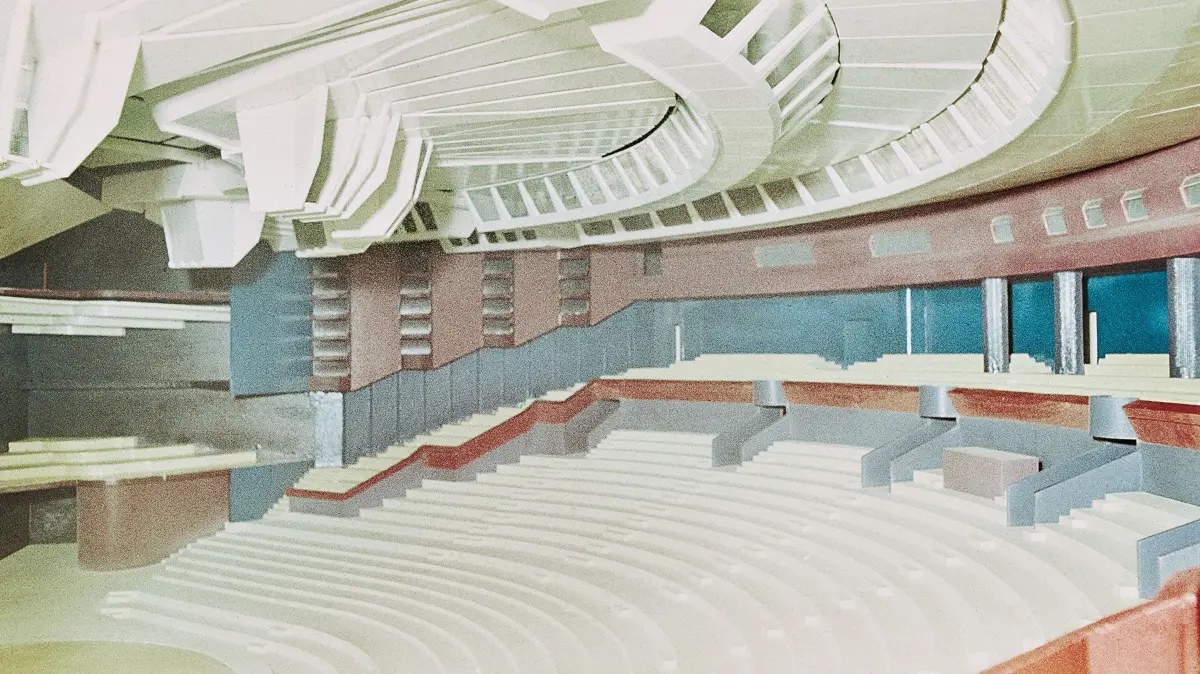 Modell des großen Saals des 1984 eröffneten neuen Friedrichstadtpalast in Berlin.