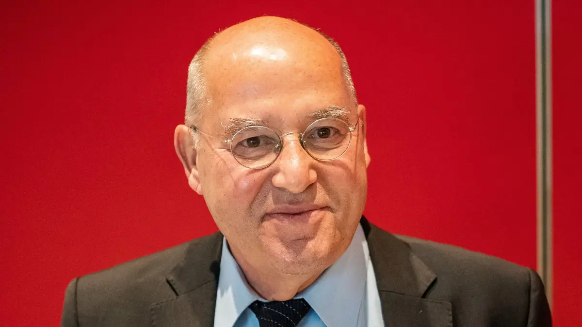 Gregor Gysi: ARCHIV - Gregor Gysi (Die Linke) lebt alleine. Foto: Michael Kappeler/dpa - Honorarfrei nur für Bezieher des Dienstes dpa-Magazin +++ dpa-Magazin +++