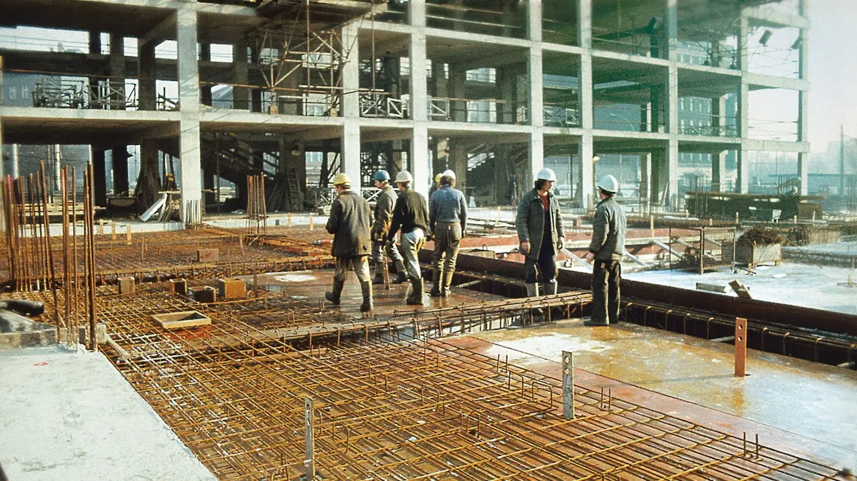 Aufnahme auf der Baustelle des neuen Friedrichstadt-Palastes in Berlin, der von 1981 bis 1984 gebaut werden musste, weil der alte in den märkischen Sand abgesackt war.