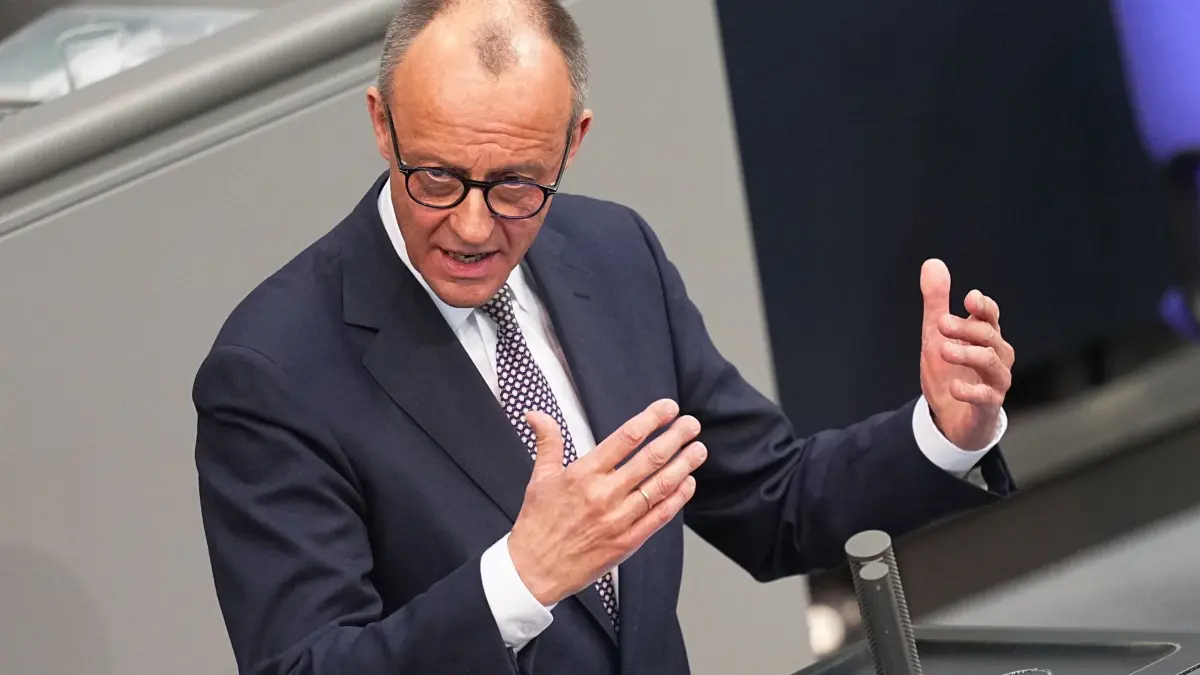 Friedrich Merz: ARCHIV - 18.03.2025, Berlin: Friedrich Merz, CDU/CSU-Fraktionsvorsitzender und CDU Bundesvorsitzender, spricht in der 214. Plenarsitzung der 20. Legislaturperiode im Deutschen Bundestag. (zu dpa: «Merz will Stimmung im Land bis zum Sommer verbessern») Foto: Michael Kappeler/dpa +++ dpa-Bildfunk +++