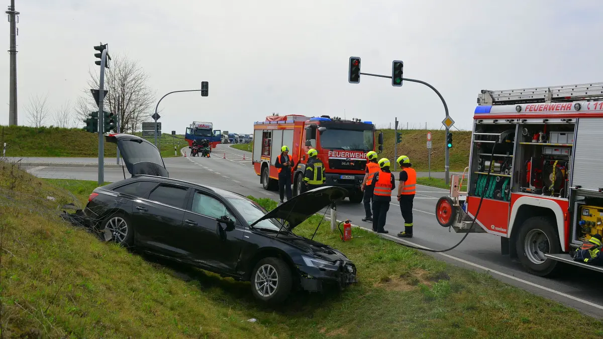 Bei einem schweren Unfall auf der B97 bei Spremberg ist am Donnerstag (17. April 2025) ein Mann verletzt worden. Der Unfallfahrer ist von der Polizei in Gewahrsam genommen worden.