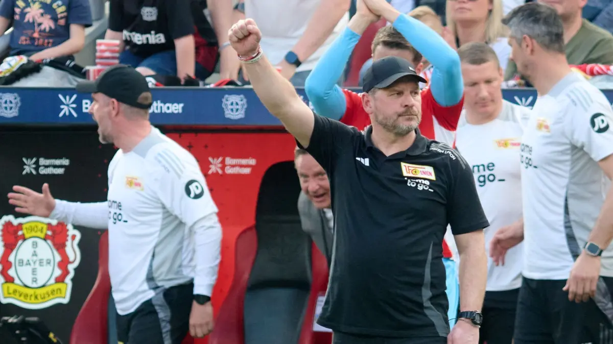 Steffen Baumgart: ARCHIV - 12.04.2025, Nordrhein-Westfalen, Leverkusen: Fußball: Bundesliga, Bayer Leverkusen - 1. FC Union Berlin, 29. Spieltag, BayArena. Union Trainer Steffen Baumgart jubelt beim Schlusspfiff. (zu dpa: «Klassenerhalt zum Jubiläum? Baumgart sieht kein Zittern mehr») Foto: Bernd Thissen/dpa +++ dpa-Bildfunk +++