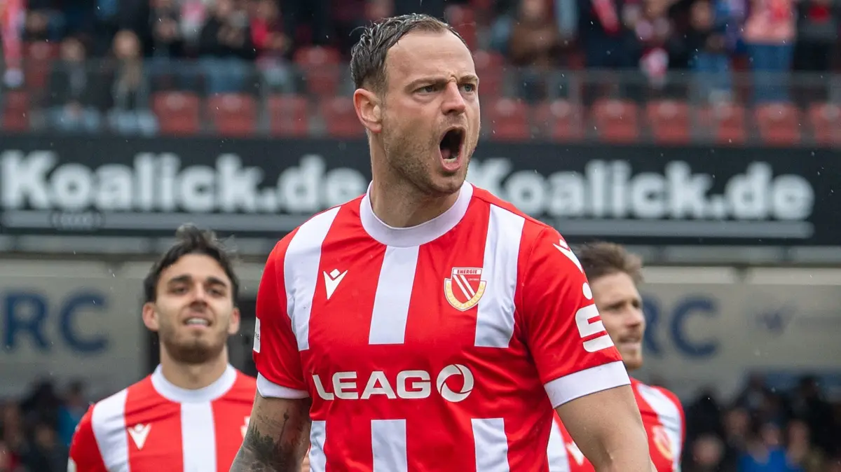 3. Liga Energie Cottbus - Viktoria Köln 2024/25: Fussball, Herren, Saison 2024/2025, 3. Liga (34. Spieltag), FC Energie Cottbus - FC Viktoria Köln 1904, Timmy Thiele (Energie Cottbus), Jubel nach Tor zum 1:0, 19.04. 2025, Foto: Sebastian Räppold / Matthias Koch