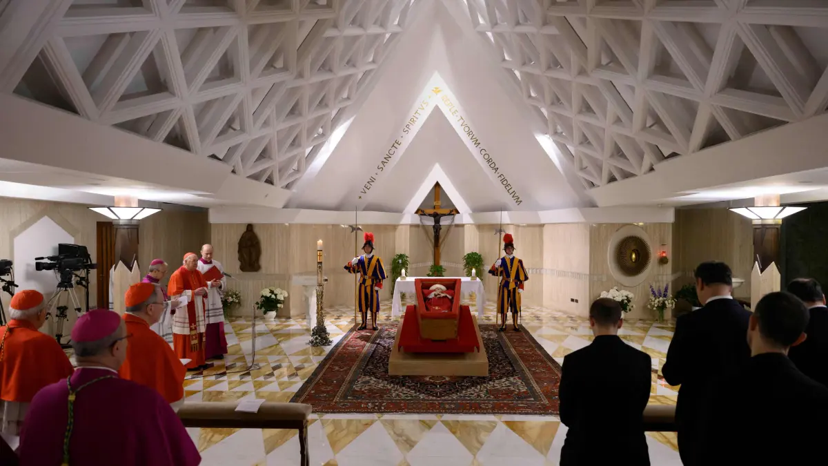 EDITORS NOTE: Graphic content / This photo taken on April 21, 2025 and handout on April 22, 2025 by The Vatican Media shows Pope Francis in his open coffin during the rite of the Confirmation of the Death of the Pontiff at the Chapel of Santa Marta in The Vatican. (Photo by Handout / VATICAN MEDIA / AFP) / RESTRICTED TO EDITORIAL USE - MANDATORY CREDIT "AFP PHOTO / VATICAN MEDIA" - NO MARKETING - NO ADVERTISING CAMPAIGNS - DISTRIBUTED AS A SERVICE TO CLIENTS