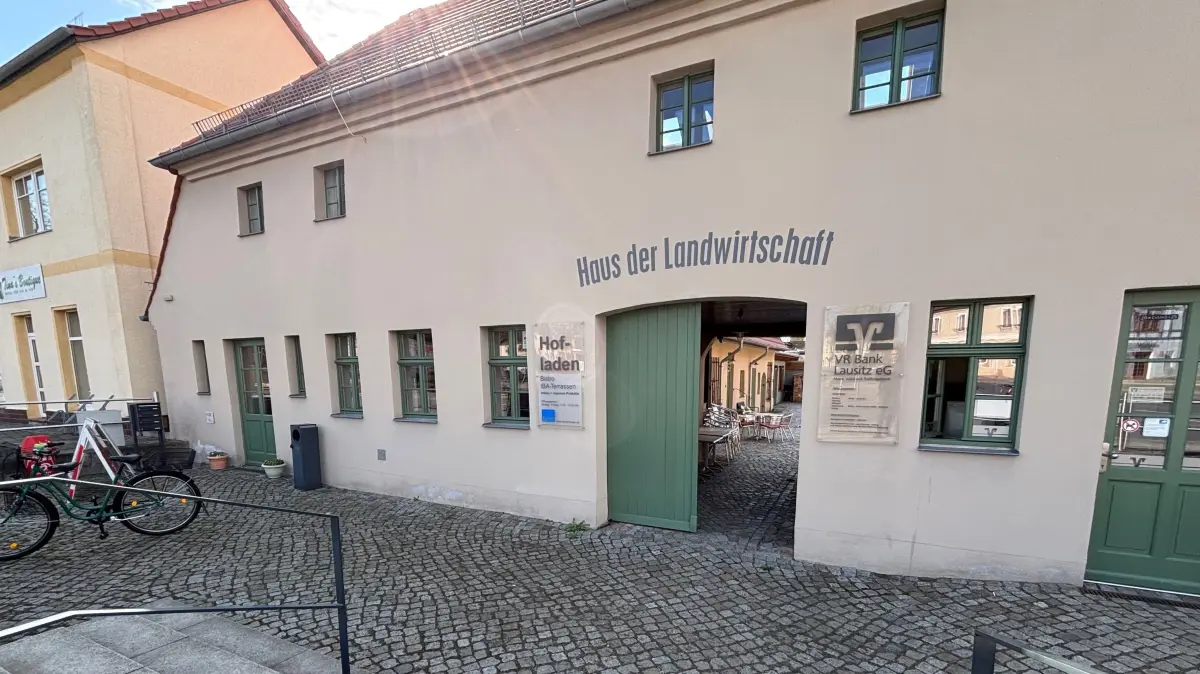 Des See-Bistro ist vorübergehend umgezogen. Im Haus der Landwirtschaft, mitten im Zentrum von Großräschen, müssen Gäste zwar auf den See-Blick verzichten, nicht aber auf Gastlichkeit.
