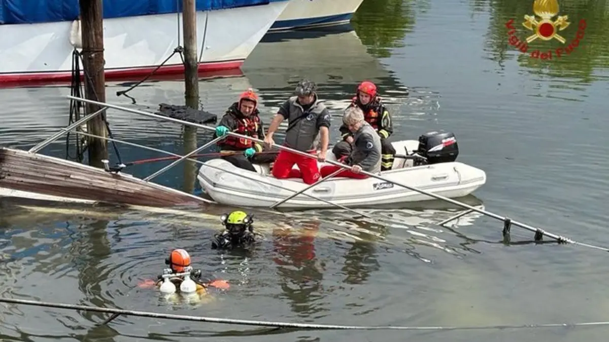 Urlauberin verbrennt in Italien in Boot: 23.04.2025, Italien, Udine: Einsatzkräfte der Feuerwehr sind nach einem Brand auf einem Boot in Italien ausgerückt. Im Norden Italiens gerät ein Boot in Brand. Ein Mann kann sich durch einen Sprung ins Wasser retten. Für eine Frau kommt jede Hilfe zu spät. Foto: Vigili Del Fuoco/dpa +++ dpa-Bildfunk +++