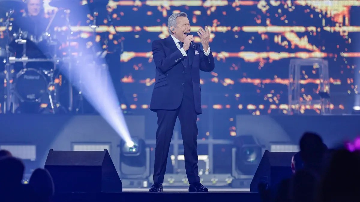 Roland Kaiser singt auf der Bühne der ARENA Nürnberger Versicherung beim Auftakt seiner Geburtstagstournee. +++ dpa-Bildfunk +++
