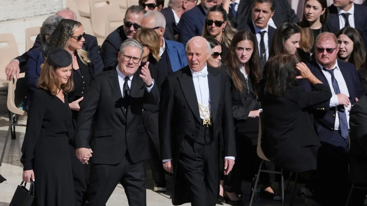 Papst Franziskus gestorben - Beisetzung: 26.04.2025, Vatikan, Vatikanstadt: Der britische Premierminister Keir Starmer (M) kommt zur Beerdigung von Papst Franziskus auf dem Petersplatz im Vatikan an. Foto: Markus Schreiber/AP/dpa +++ dpa-Bildfunk +++