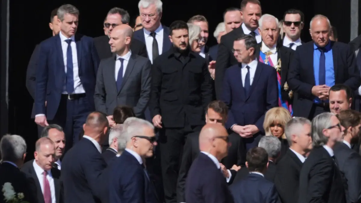 Papst Franziskus gestorben - Beisetzung: 26.04.2025, Vatikan, Vatikanstadt: Der ukrainische Präsident (M) und andere Gäste kommen zur Beerdigung von Papst Franziskus auf dem Petersplatz im Vatikan. Foto: Andrew Medichini/AP/dpa +++ dpa-Bildfunk +++