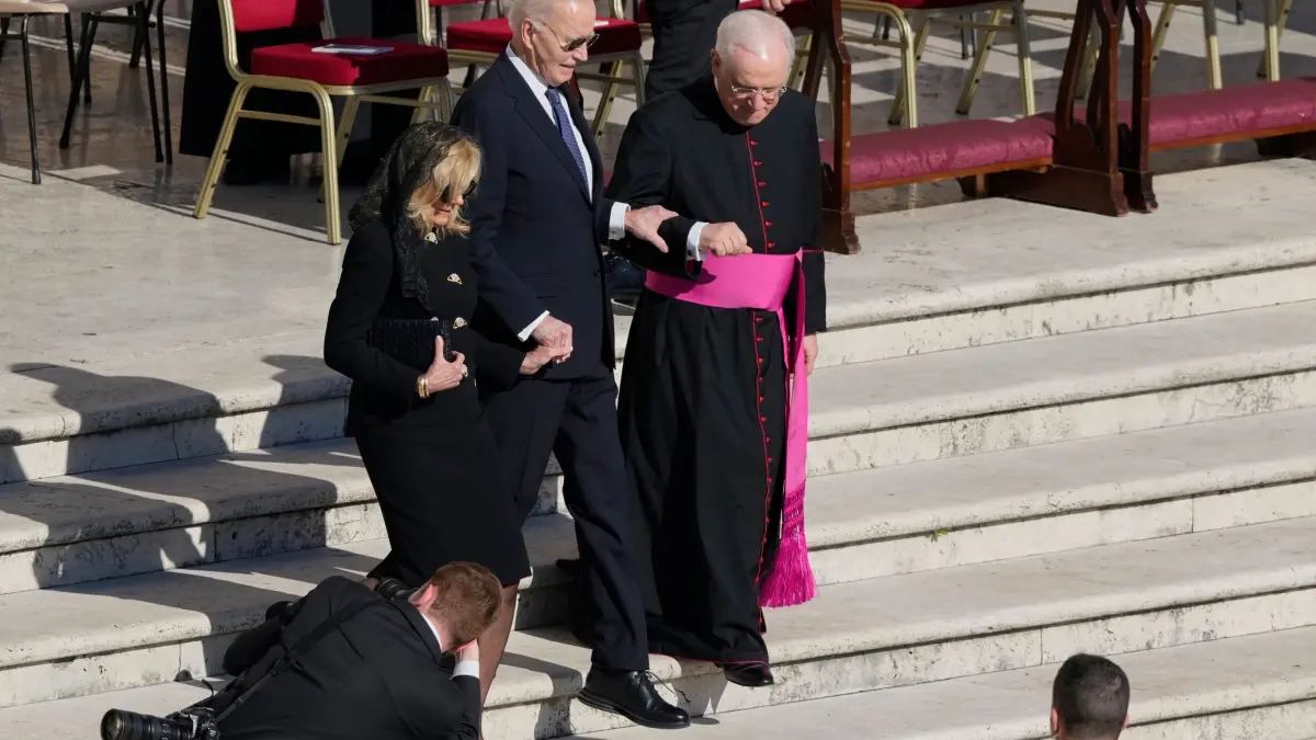 Papst Franziskus gestorben - Beisetzung: 26.04.2025, Vatikan, Vatikanstadt: Der philippinische Präsident Ferdinand Marcos Jr. (M.l.) und seine Frau Louise kommen zur Beerdigung von Papst Franziskus auf dem Petersplatz im Vatikan. Foto: Gregorio Borgia/AP/dpa +++ dpa-Bildfunk +++