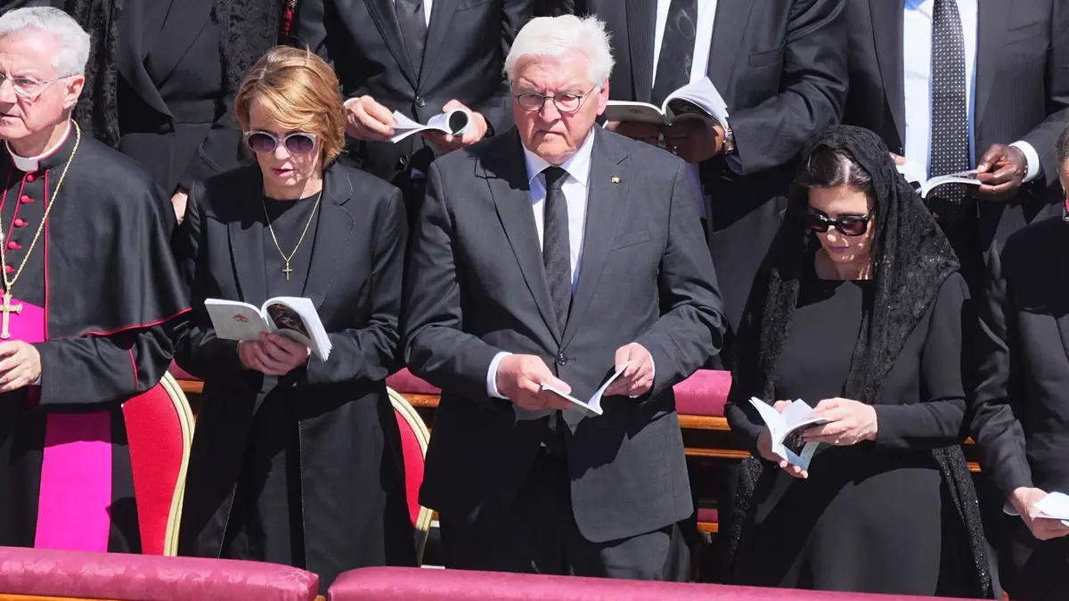 Papst Franziskus gestorben - Beisetzung: 26.04.2025, Vatikan, Vatikanstadt: Staatsgäste mit Bundespräsident Frank-Walter Steinmeier (1. Reihe, M) und seine Frau Elke Büdenbender (1. Reihe, 2.v.l.), nehmen an der Trauermesse von Papst Franziskus auf dem Petersplatz teil. Foto: Michael Kappeler/dpa +++ dpa-Bildfunk +++