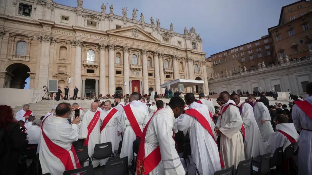 Papst Franziskus gestorben - Beisetzung: 26.04.2025, Vatikan, Vatikanstadt: Priester nehmen vor der Beerdigung von Papst Franziskus auf dem Petersplatz im Vatikan ihre Plätze ein. Foto: Alessandra Tarantino/AP/dpa +++ dpa-Bildfunk +++