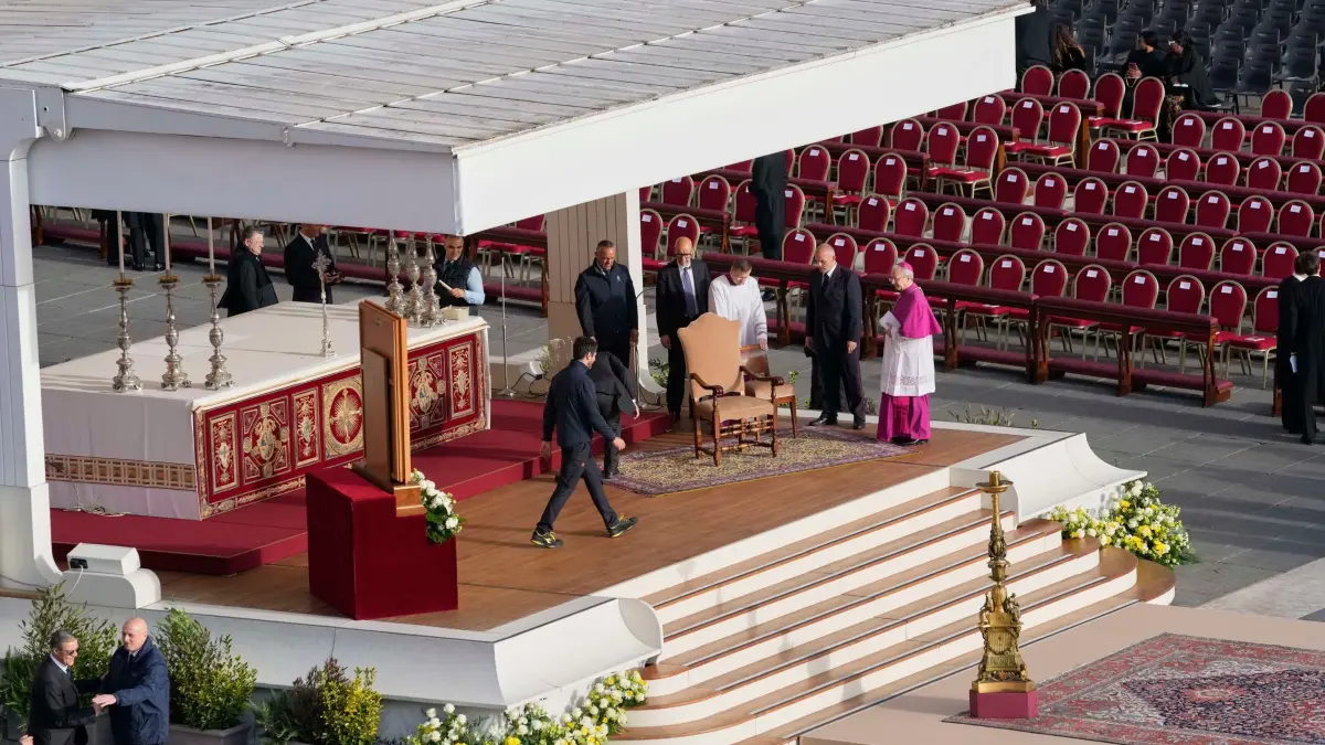 Papst Franziskus gestorben - Beisetzung: 26.04.2025, Vatikan, Vatikanstadt: Mitarbeiter des Vatikan treffen letzte Vorbereitungen vor der Beerdigung von Papst Franziskus auf dem Petersplatz im Vatikan. Foto: Gregorio Borgia/AP/dpa +++ dpa-Bildfunk +++