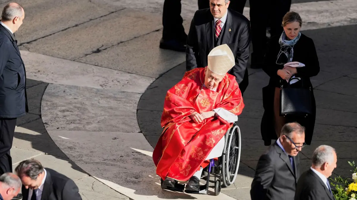 Papst Franziskus gestorben - Beisetzung: 26.04.2025, Vatikan, Vatikanstadt: Kardinal Camillo Ruini trifft zur Beerdigung von Papst Franziskus auf dem Petersplatz im Vatikan ein. Foto: Markus Schreiber/AP/dpa +++ dpa-Bildfunk +++