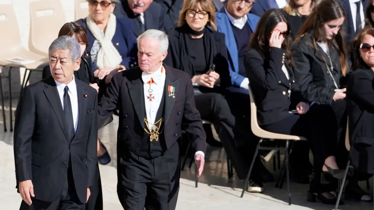 Papst Franziskus gestorben - Beisetzung: 26.04.2025, Vatikan, Vatikanstadt: Japans Außenminister Esteri Takeshi Iwaya (l)kommt zur Beerdigung von Papst Franziskus auf dem Petersplatz im Vatikan an. Foto: Markus Schreiber/AP/dpa +++ dpa-Bildfunk +++