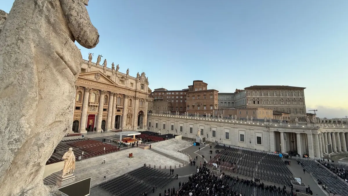 Papst Franziskus gestorben - Beisetzung: 26.04.2025, Vatikan, Vatikanstadt: Menschen finden sich vor der Beerdigung von Papst Franziskus auf dem Petersplatz ein. Foto: Christoph Sator/dpa +++ dpa-Bildfunk +++
