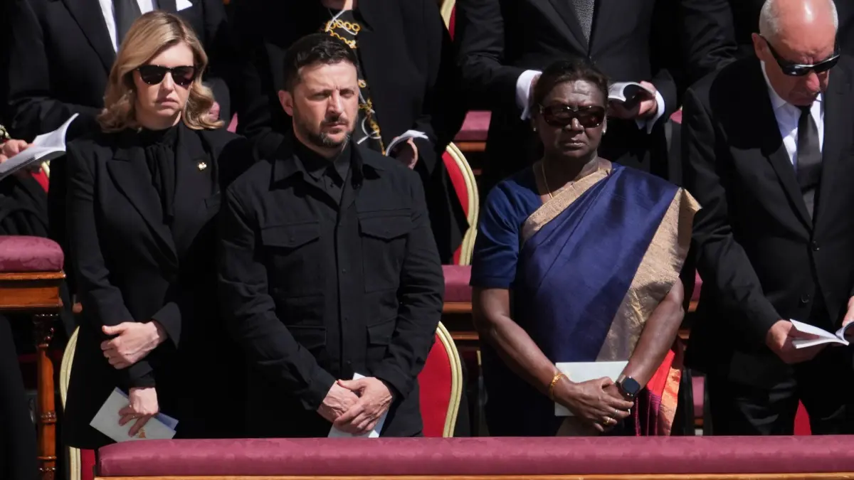 Papst Franziskus gestorben - Beisetzung: 26.04.2025, Vatikan, Vatikanstadt: Der ukrainische Präsident Wolodymyr Selenskyj (2.v.l) und die ukrainische First Lady Olena Selenska (l) sind neben anderen Würdenträgern bei der Beerdigung von Papst Franziskus auf dem Petersplatz im Vatikan zu sehen. Foto: Evan Vucci/AP/dpa +++ dpa-Bildfunk +++