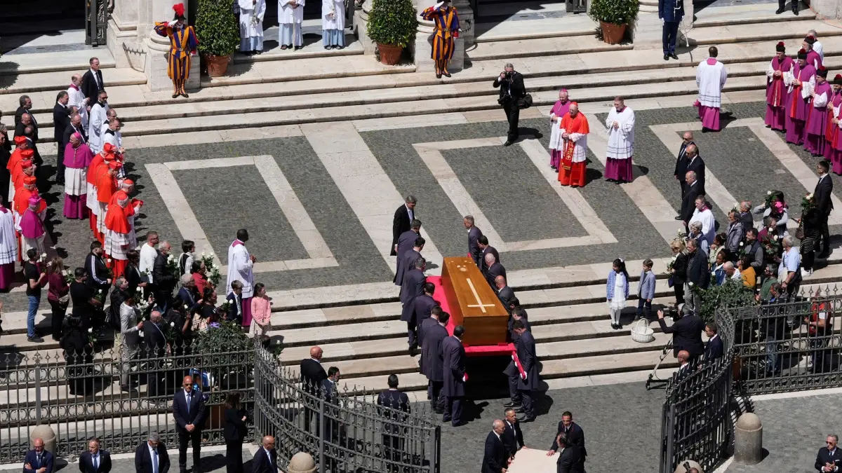 Papst Franziskus gestorben - Beisetzung: 26.04.2025, Italien, Rom: Sargträger tragen den Sarg von Papst Franziskus in die Basilika Santa Maria Maggiore wo der verstorbene Pontifex zur ewigen Ruhe gebetet wird. Foto: Luca Bruno/AP/dpa +++ dpa-Bildfunk +++