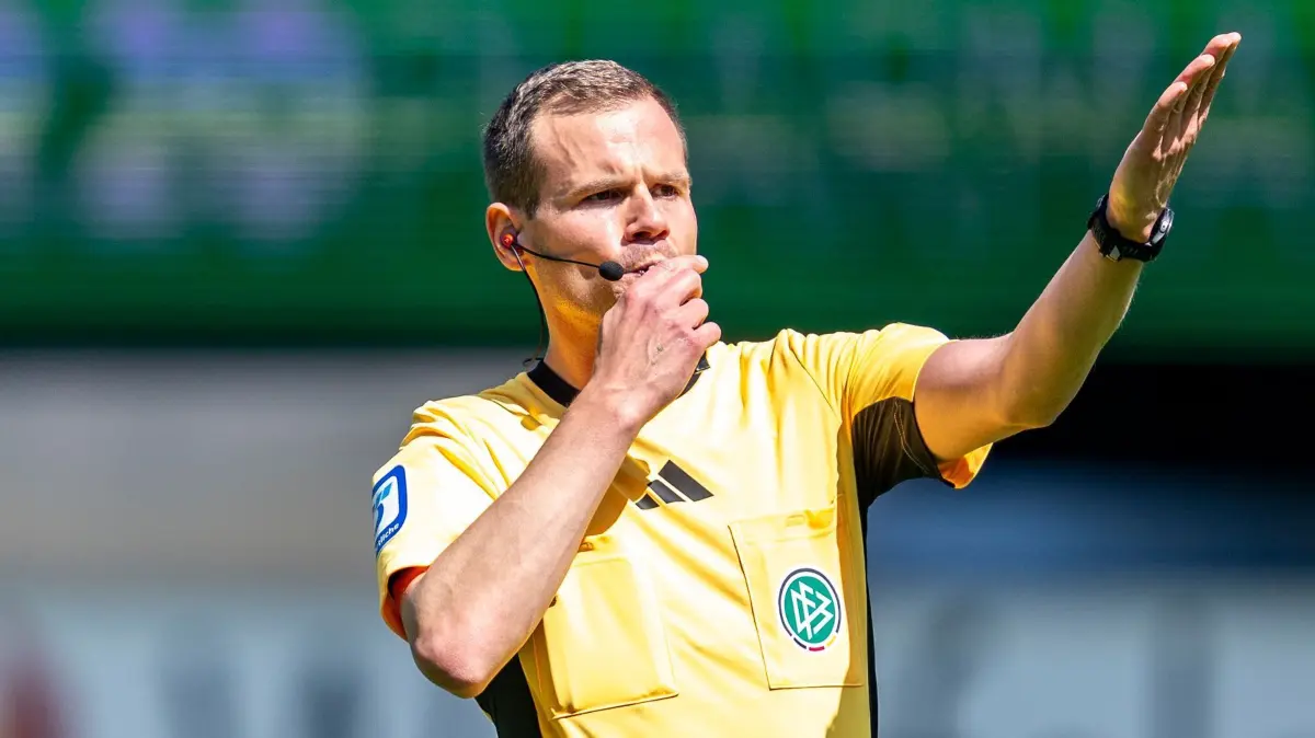 SC Paderborn 07 - SV Elversberg: 26.04.2025, Nordrhein-Westfalen, Paderborn: Fußball: 2. Bundesliga, SC Paderborn 07 - SV Elversberg, 31. Spieltag, Home Deluxe Arena: Schiedsrichter Robin Braun zeigt eine Entscheidung an. Foto: David Inderlied/dpa - WICHTIGER HINWEIS: Gemäß den Vorgaben der DFL Deutsche Fußball Liga bzw. des DFB Deutscher Fußball-Bund ist es untersagt, in dem Stadion und/oder vom Spiel angefertigte Fotoaufnahmen in Form von Sequenzbildern und/oder videoähnlichen Fotostrecken zu verwerten bzw. verwerten zu lassen. +++ dpa-Bildfunk +++