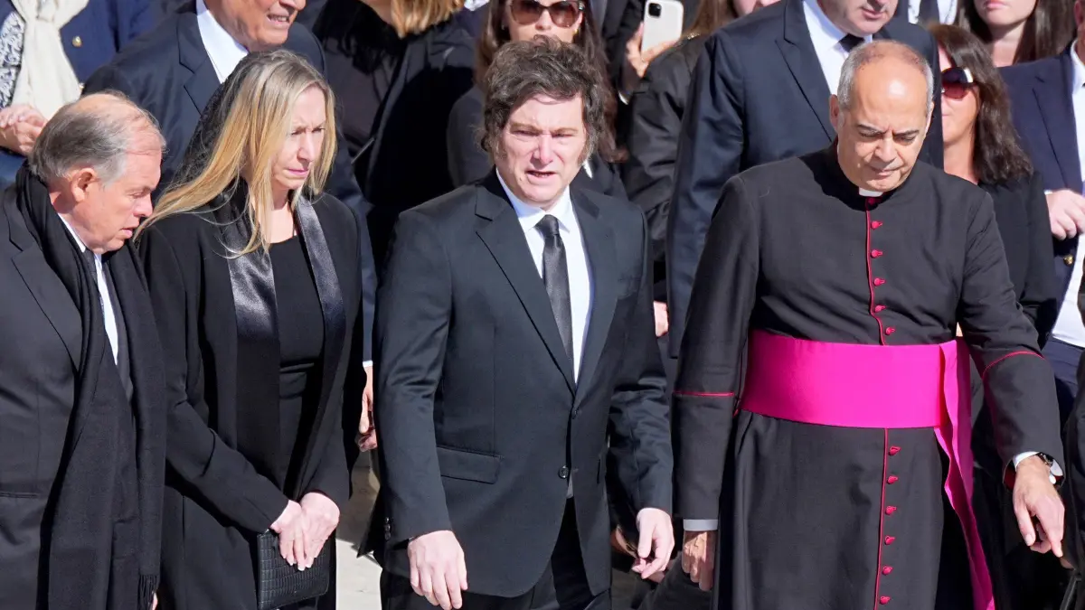 Papst Franziskus gestorben - Beisetzung: 26.04.2025, Vatikan, Vatikanstadt: Javier Milei (2.v.r.), Argentinischer Präsident, kommt zur Trauermesse für den verstorbenen Papst Franziskus auf dem Petersplatz. Foto: Michael Kappeler/dpa +++ dpa-Bildfunk +++