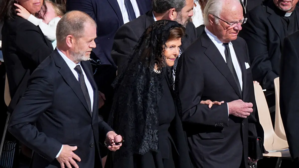 Papst Franziskus gestorben - Beisetzung: 26.04.2025, Vatikan, Vatikanstadt: König Carl XVI. Gustaf von Schweden (r) und Königin Silvia von Schweden kommen zur Trauermesse für den verstorbenen Papst Franziskus auf dem Petersplatz. Nach der Trauerfeier und dem Trauerzug mit dem Sarg durch die Straßen wird der Leichnam in der Basilika Santa Maria Maggiore beigesetzt. Foto: Michael Kappeler/dpa +++ dpa-Bildfunk +++