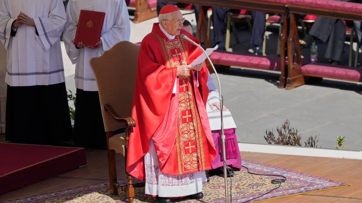 Papst Franziskus gestorben - Beisetzung: 26.04.2025, Vatikan, Vatikanstadt: Der Dekan des Kardinalskollegiums Giovanni Battista Re steht der Beerdigung von Papst Franziskus auf dem Petersplatz im Vatikan vor. Foto: Gregorio Borgia/AP/dpa +++ dpa-Bildfunk +++