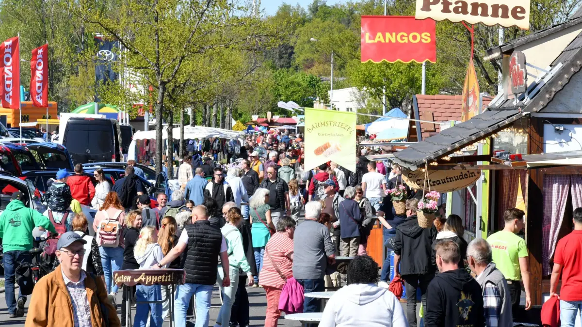 Strahlender Sonnenschein und dunkle Wolken - Das 26. Frühlingsfest in Elsterwerda offenbart Licht und Schatten: Strahlender Sonnenschein und dunkle Wolken - Das 26. Frühlingsfest in Elsterwerda offenbart Licht und Schatten
- Der Samstag war beim diesjährigen Frühlingsfest schon unerwartet gut besucht