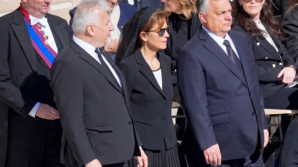 Papst Franziskus gestorben - Beisetzung: 26.04.2025, Vatikan, Vatikanstadt: Viktor Orban (r), Ministerpräsident von Ungarn, und seine Frau Aniko Levai kommen zur Trauermesse für den verstorbenen Papst Franziskus auf dem Petersplatz. Foto: Michael Kappeler/dpa +++ dpa-Bildfunk +++