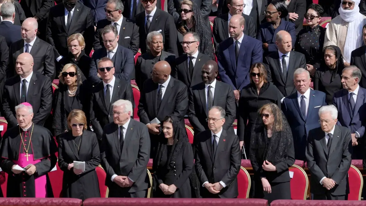 Papst Franziskus gestorben - Beisetzung: dpatopbilder - 26.04.2025, Vatikan, Vatikanstadt: Staatsgäste mit Bundespräsident Frank Walter Steinmeier (1. Reihe, 3.v.l..) und seine Frau Elke Büdenbender (1. Reihe, 2.v.l.), der geschäftsführende Kanzler Olaf Scholz (3. Reihe, 2.v.r. SPD) , neben dem britischen Prinz William (3. Reihe, 4.v.r.) stehen während der Trauermesse von Papst Franziskus auf dem Petersplatz. Foto: Markus Schreiber/AP/dpa +++ dpa-Bildfunk +++