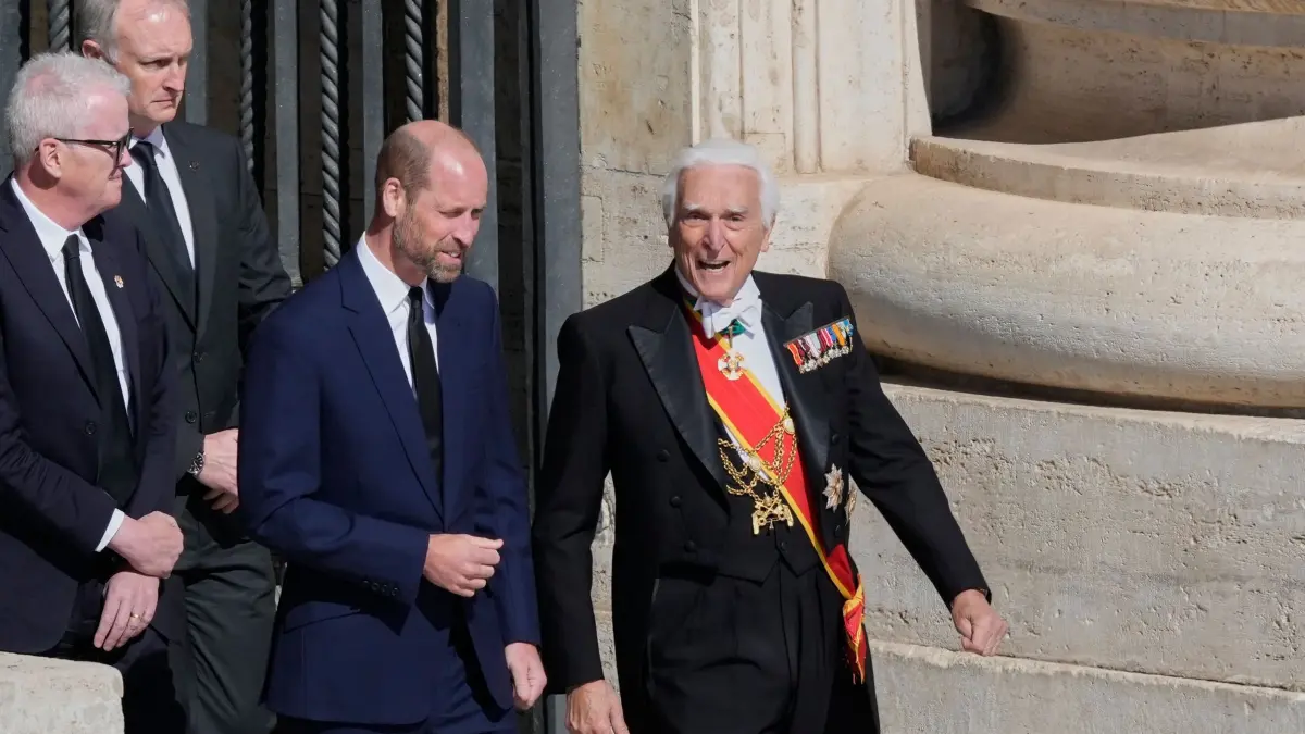 Papst Franziskus gestorben - Beisetzung: 26.04.2025, Vatikan, Vatikanstadt: Der britische Prinz William (2.v.r.) kommt zur Beerdigung von Papst Franziskus auf dem Petersplatz im Vatikan. Foto: Gregorio Borgia/AP/dpa +++ dpa-Bildfunk +++
