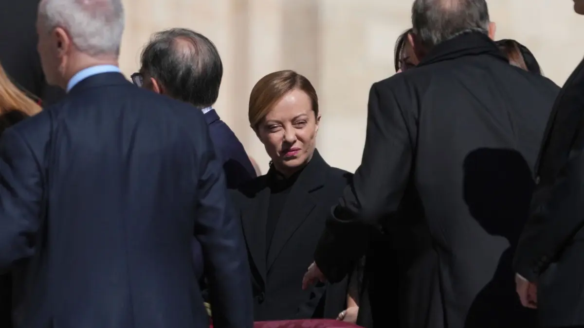 Papst Franziskus gestorben - Beisetzung: 26.04.2025, Vatikan, Vatikanstadt: Die italienische Ministerpräsidentin Giorgia Meloni kommt zur Beerdigung von Papst Franziskus auf dem Petersplatz im Vatikan an. Foto: Alessandra Tarantino/AP/dpa +++ dpa-Bildfunk +++