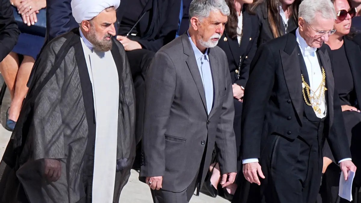 Papst Franziskus gestorben - Beisetzung: 26.04.2025, Vatikan, Vatikanstadt: Abbas Salehi (M), iranischer Kultusminister, kommt zur Trauermesse für den verstorbenen Papst Franziskus auf dem Petersplatz. Foto: Michael Kappeler/dpa +++ dpa-Bildfunk +++