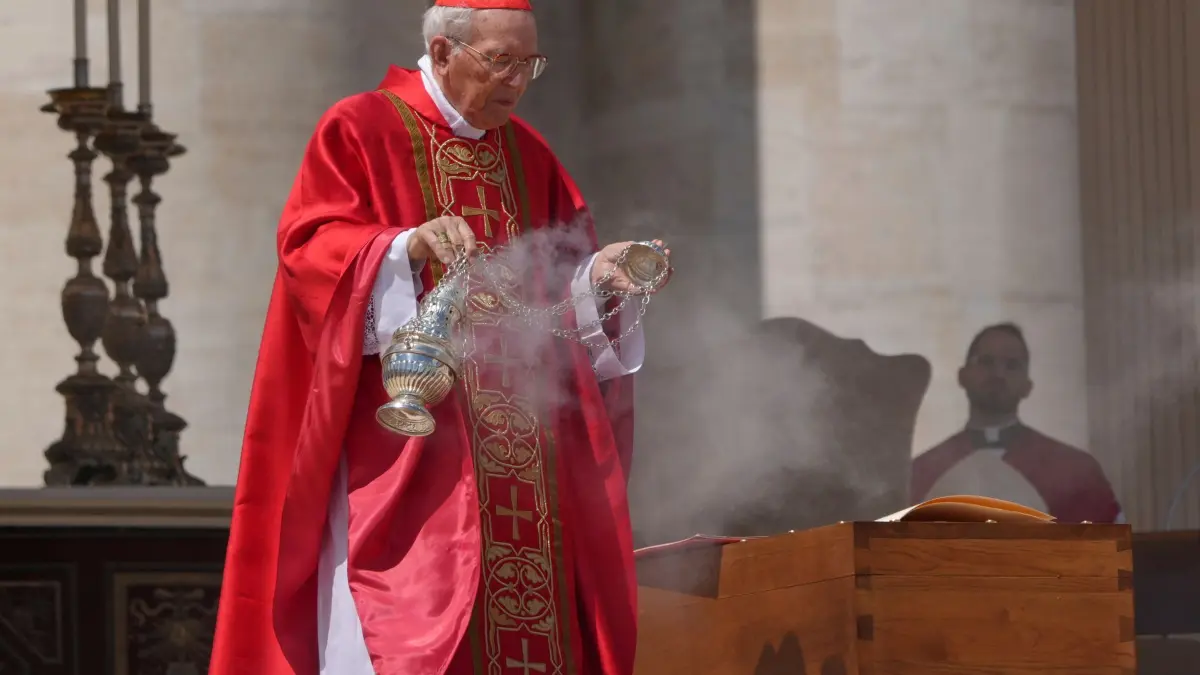 Papst Franziskus gestorben - Beisetzung: 26.04.2025, Vatikan, Vatikanstadt: Der Dekan des Kardinalskollegiums Giovanni Battista Re streut Weihrauch um den Sarg von Papst Franziskus während seiner Beerdigung auf dem Petersplatz im Vatikan. Foto: Alessandra Tarantino/AP/dpa +++ dpa-Bildfunk +++