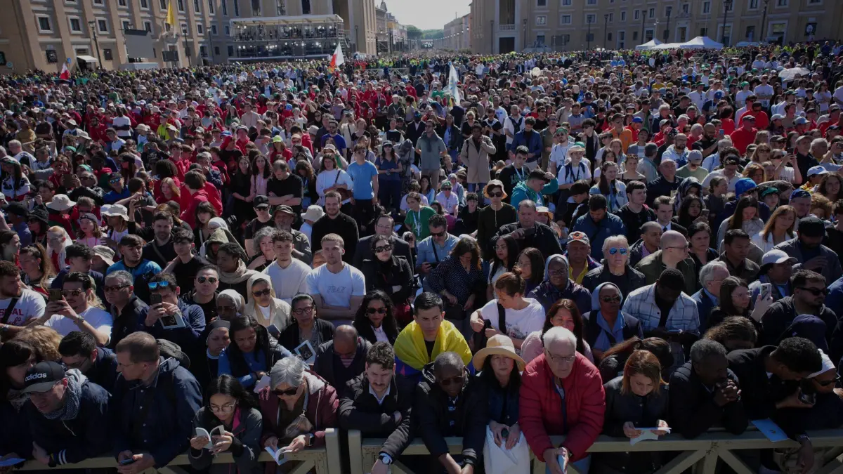 Papst Franziskus gestorben - Beisetzung: 26.04.2025, Vatikan, Vatikanstadt: Gläubige lauschen der Messe während der Beerdigung von Papst Franziskus auf dem Petersplatz im Vatikan. Foto: Emilio Morenatti/AP/dpa +++ dpa-Bildfunk +++