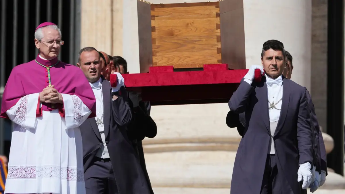 Papst Franziskus gestorben - Beisetzung: 26.04.2025, Vatikan, Vatikanstadt: Der Sarg von Papst Franziskus wird während seiner Beerdigungszeremonie im Vatikan auf den Petersplatz getragen. Foto: Alessandra Tarantino/AP/dpa +++ dpa-Bildfunk +++