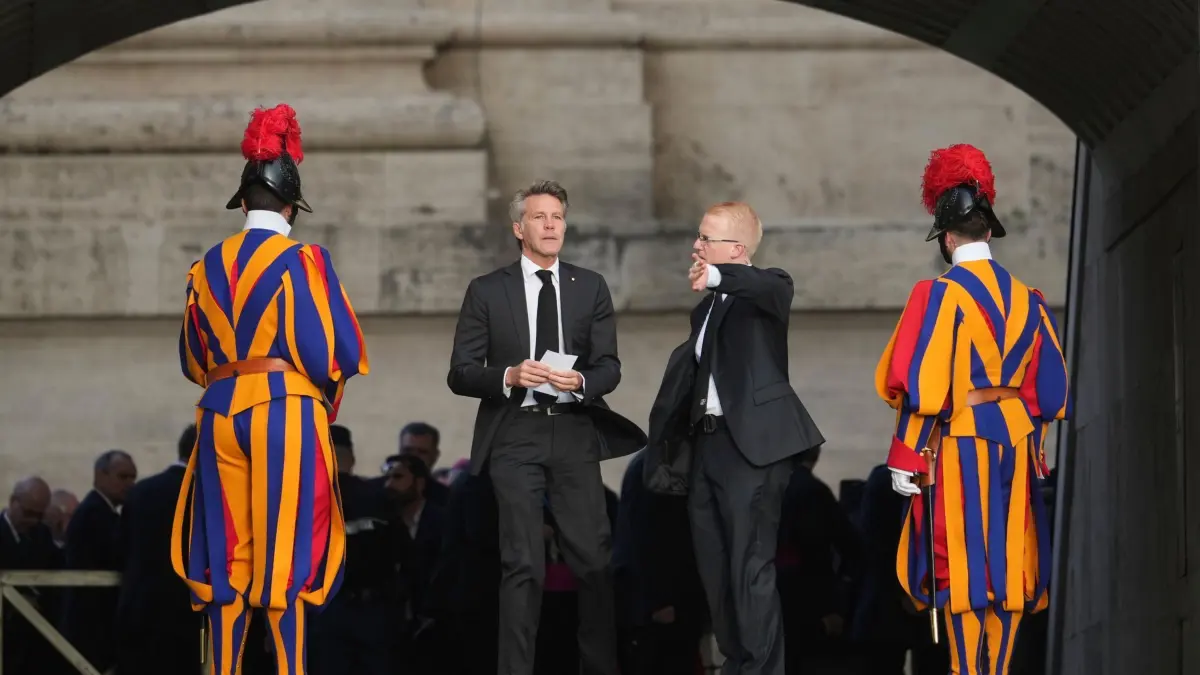 Papst Franziskus gestorben - Beisetzung: 26.04.2025, Vatikan, Vatikanstadt: Emanuele Filiberto von Savoyen (2.v.l), ältester Enkel des letzten italienischen Königs Umberto II., kommt zur Beerdigung von Papst Franziskus auf dem Petersplatz im Vatikan an. Foto: Alessandra Tarantino/AP/dpa +++ dpa-Bildfunk +++